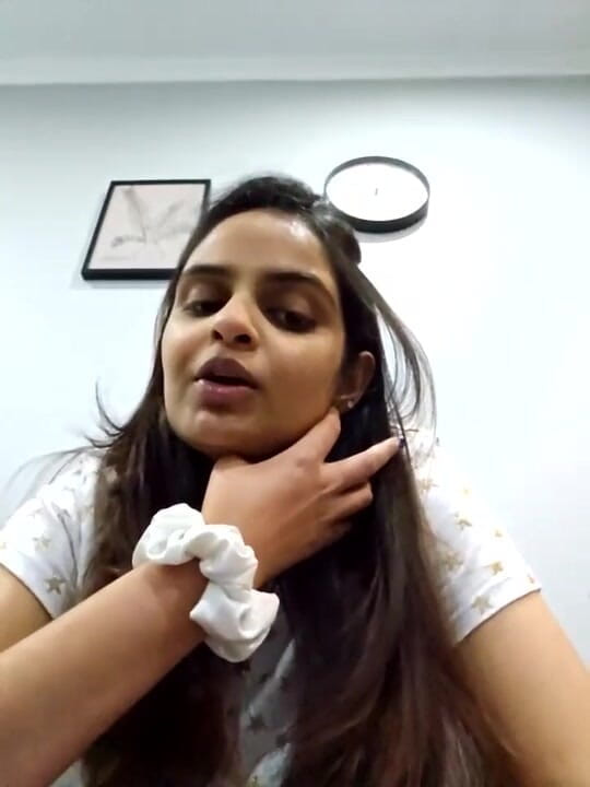 Treblsex: Fată indiană la duș în sentimente de discuții în pielea goală