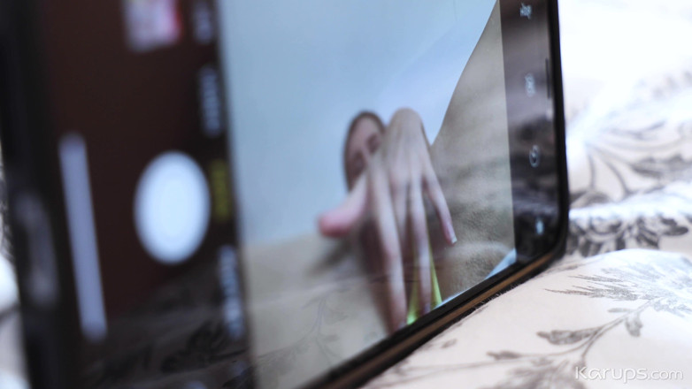 Karups Solo: Camgirl crams její gauč