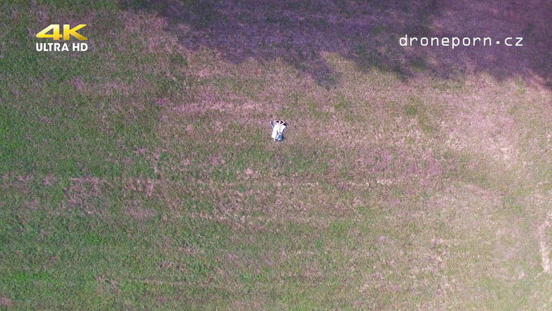 Peaches and Bananas: Nudista Klara Filmado por Drone