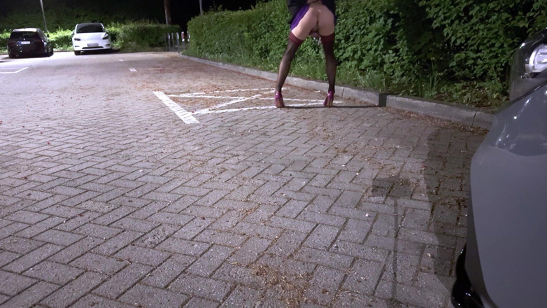 Loreleyadd: Zadanie dla sissy część 2 – Wbiegam do elektrycznej klatki i zaraz...