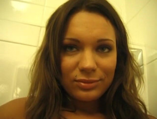 Flash Model Amateurs: Une brune au corps magnifique prend une douche