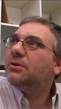 Развязные девушки соблазняют пожилых мужчин для тайных секс-встреч.