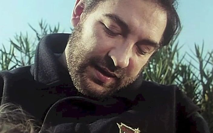 Inhonorof porn: La ragazzina degli anni '90 scopa con il bidello nel giardino...