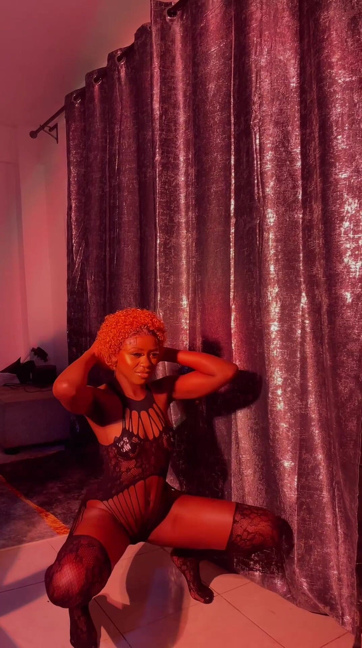 Chickysue: Dans sexy cu lenjerie