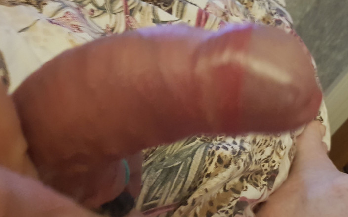 Pellefnatt: Yatakta yatıyorum ve orgazm olana kadar küçük yarağımı sıvazlıyorum