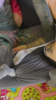En primer plano - trío de chicas góticas calientes con gafas anal, cajero automático, facial