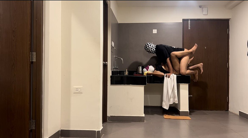 Besharam Jodi: Bhabhi Besharam Menjemput Kekasihnya Dan DikongkekNya Di Dapur