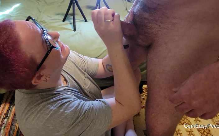 Cum and piss play fun!: Liza får Andys sperma i ansiktet, handen och skjortan