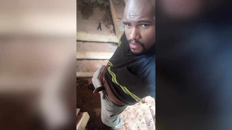 TheBlacKHunterr: Na schodech budovy narazil do