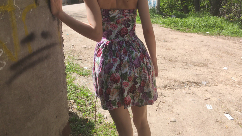 AnGelya G: Elle a levé sa jupe à l’extérieur et sucé un parc