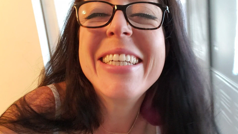 Nerdy_faery: Zino si cewek super seksi lagi asik kencing di wajahmu