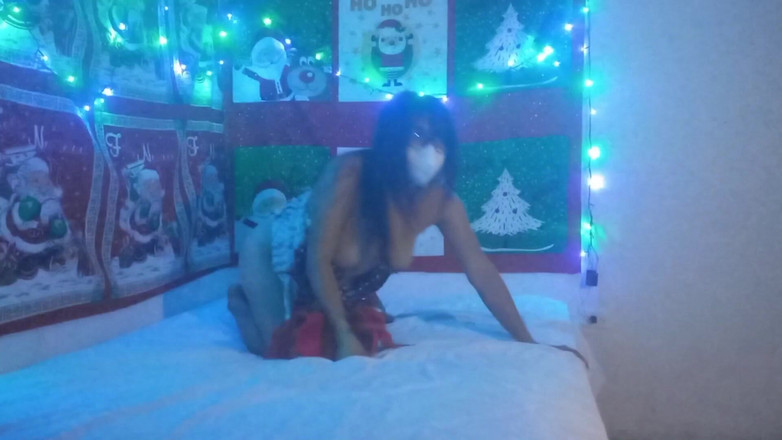 Martin13: Madrastra tetona disfruta de una navidad sexy a su propio...