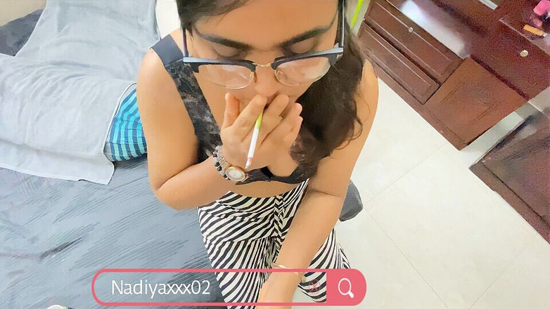 Nadiyaxxx02: Devar ve yenge sigara içiyor ve seks yapıyor