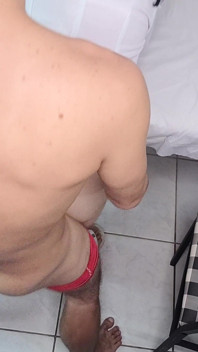 Perawat mengamati ereksi pasien