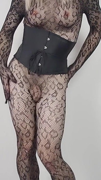 Blonder transvestiert neckt in bodystocking und kommt viel