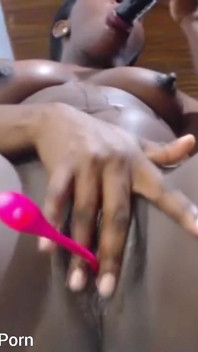 Martellando energicamente la mia figa bagnata con un grosso dildo che geme