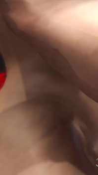 Gorący seks w pokoju glory hole! Zamaskowany mężczyzna wali szorstki seksowny heban