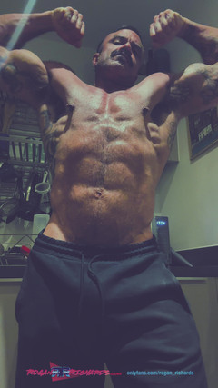 Rogan Richards: Muscle Kitchen flexing com Rogan