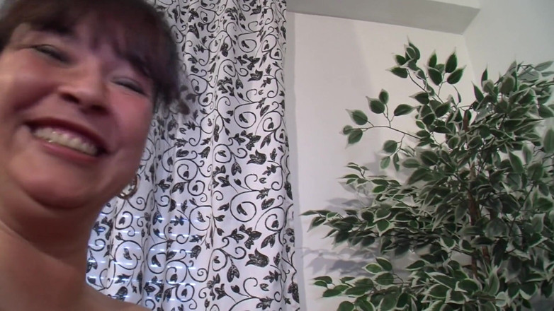 Mature Climax - 100% Mature Videos: Velký zadek a zralá německá brunetka s velkými prsy ráda šuká...