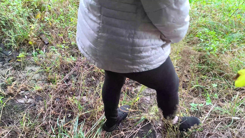 Bouncy Tits Action: Att bli naken i skjulet för att slå hennes bröst
