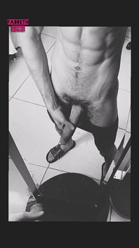 Il Mio Amico Di Instagram Mi Ha Chiesto Di Registrare Un Selfie Davanti Allo Specchio