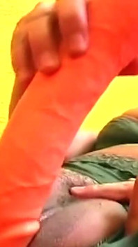 Bruneta matură excitată își întinde pizda cu un vibrator masiv solo
