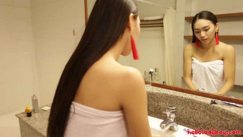 Hello Lady Boy: Transsexuala visătoare are parte de pula pe care și-o dorea