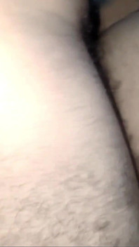 Dois ursos peludos me fodem em pêlo e enchem minha bunda de porra