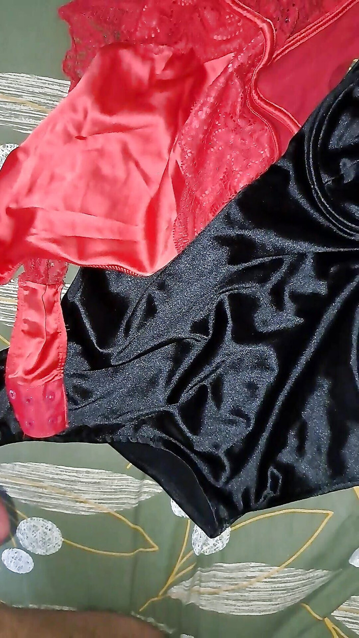 Satinv: Дою мою сперму на ее атласное нижнее белье