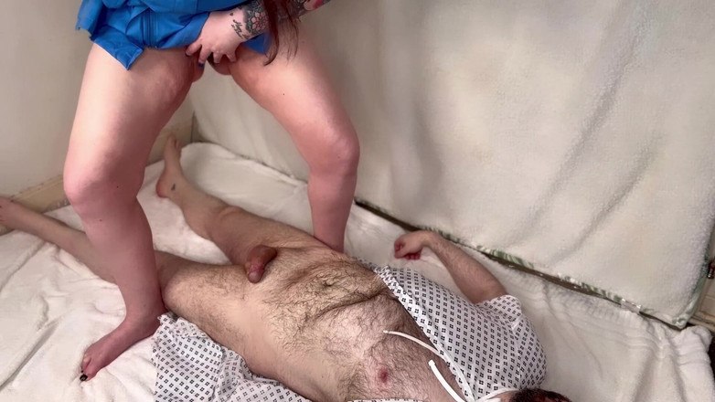 MissFFW: Infermiera Ffw dà al paziente una bedbath dorata