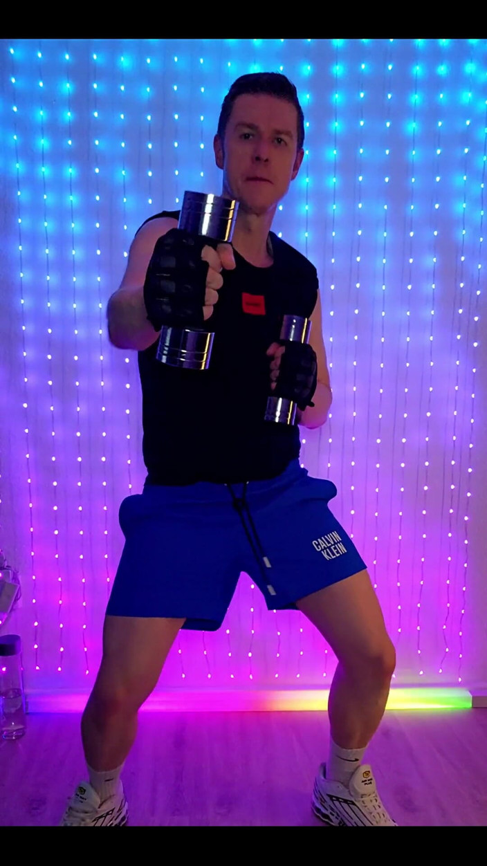 Roman Heart: Mavi ck şortlu fitness egzersizi