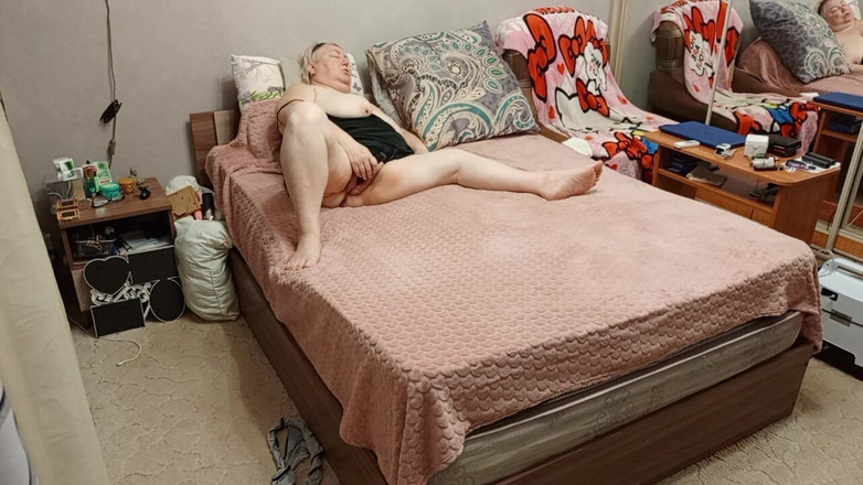 Zona901: 隣人が大きな胸を引っ張り、大きな毛深いアソコを触る