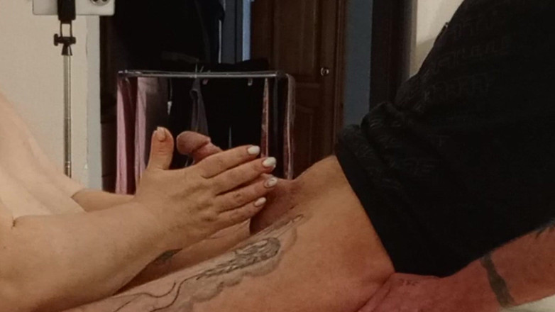 Zona901: Une voisine fait une branlette avec une bite à l’huile