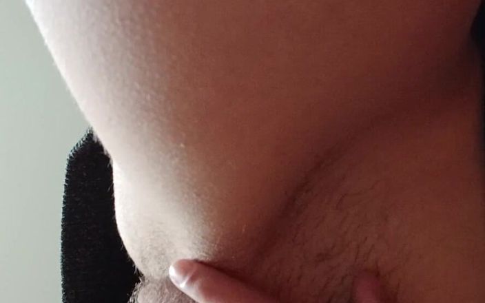 Lesbian-illusion: 我激烈地自慰我毛茸茸的阴户，直到我射精