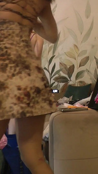 Stor röv blond het raverflicka i hennes festival mini kjol går inga trosor att blinka fitta och röv