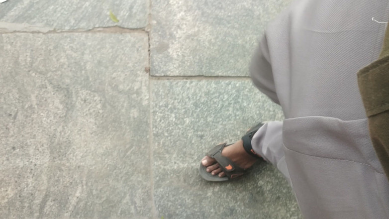 Tamil 10 inches BBC: 泰米尔滕英寸大黑在公交车站表演