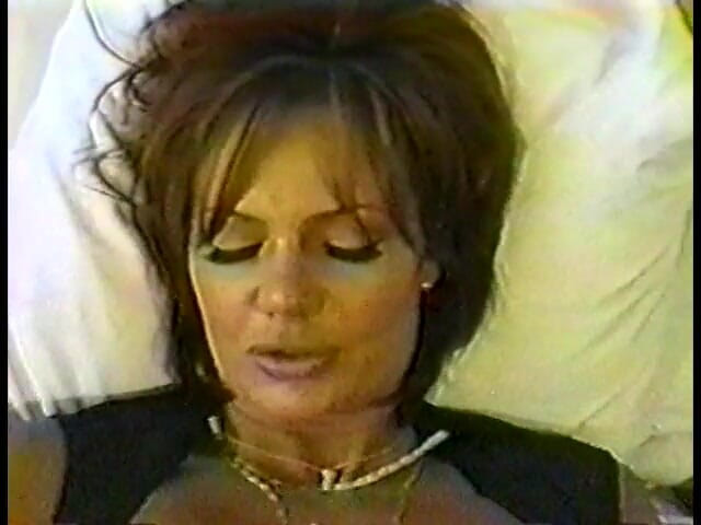 Old Good Porn: Schmutzige MILF schiebt ihren fetten arsch und ihre muschi auf...