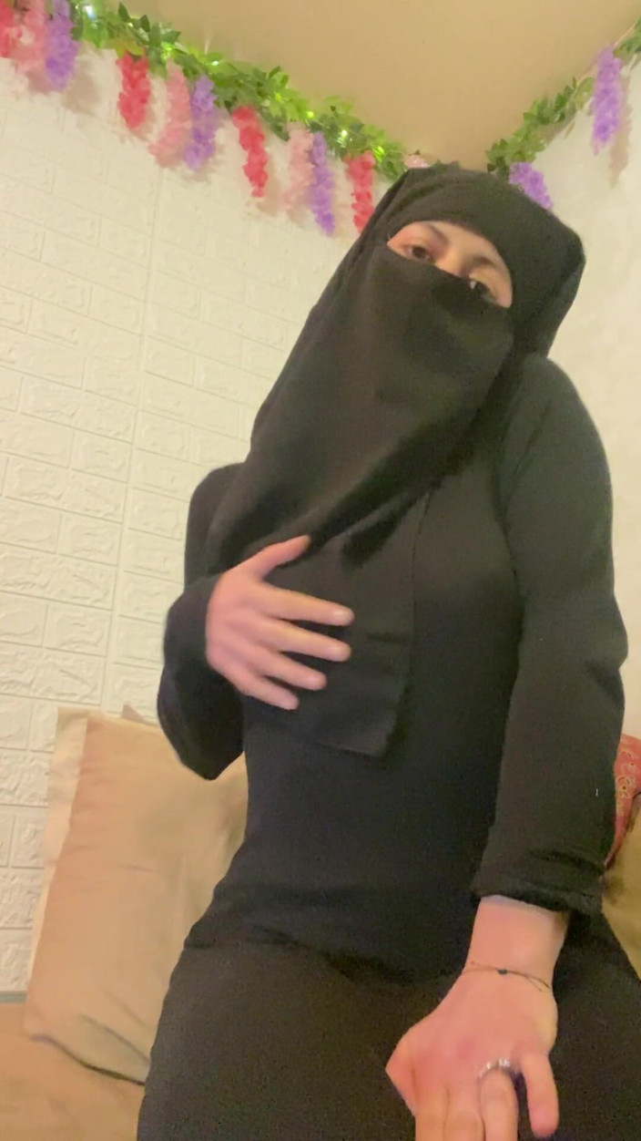 MiaNIqab: Plivání mých prsou a šukání mé kundičky a zadku s robertkem...