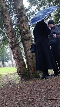 Saya bermain dengan zakar besar di luar di taman, memberikan blowjob, dan juga dikencing