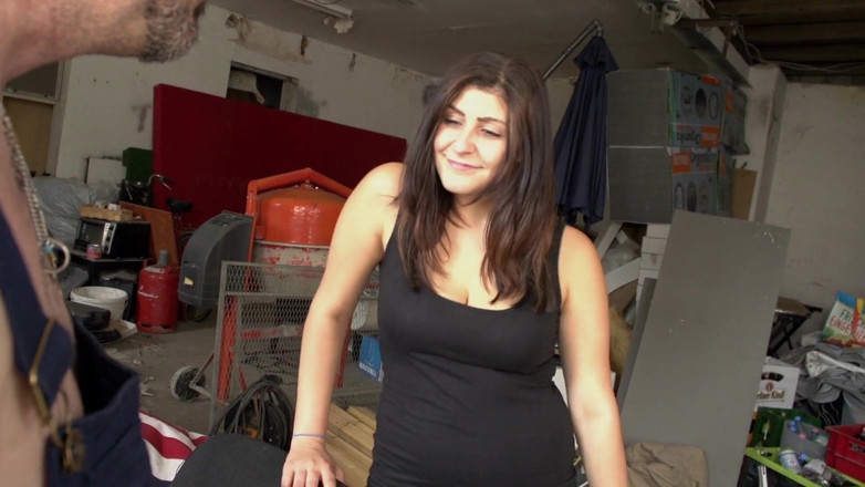 Italian Vintage Porn: Büyük memeli piliç sıcak bir dölle zevk alıyor