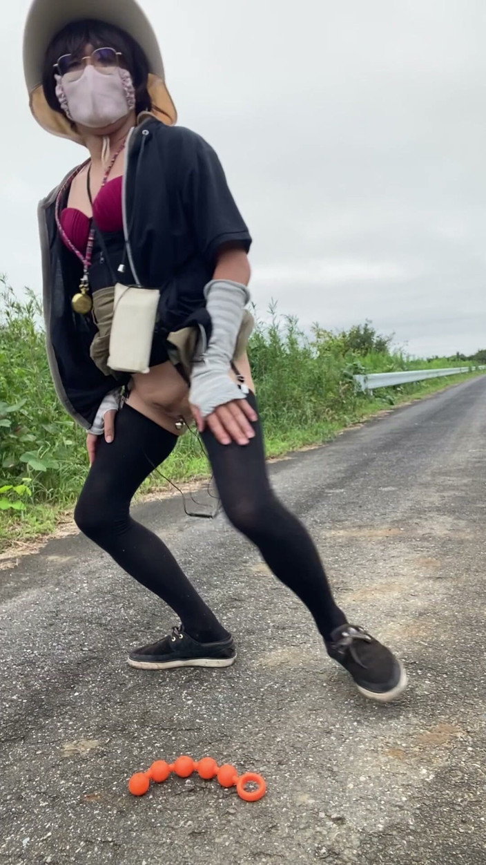 megu2002: No. 318 masturbándose en un camino rural