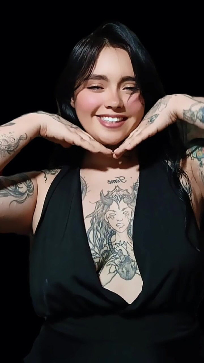 Dalyla: Hraji si s ptákem mého nevlastního bratra