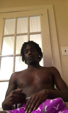 Big black cock BBCee: Duduk di atas kerusi mengusap zakar hitam besar saya dengan...