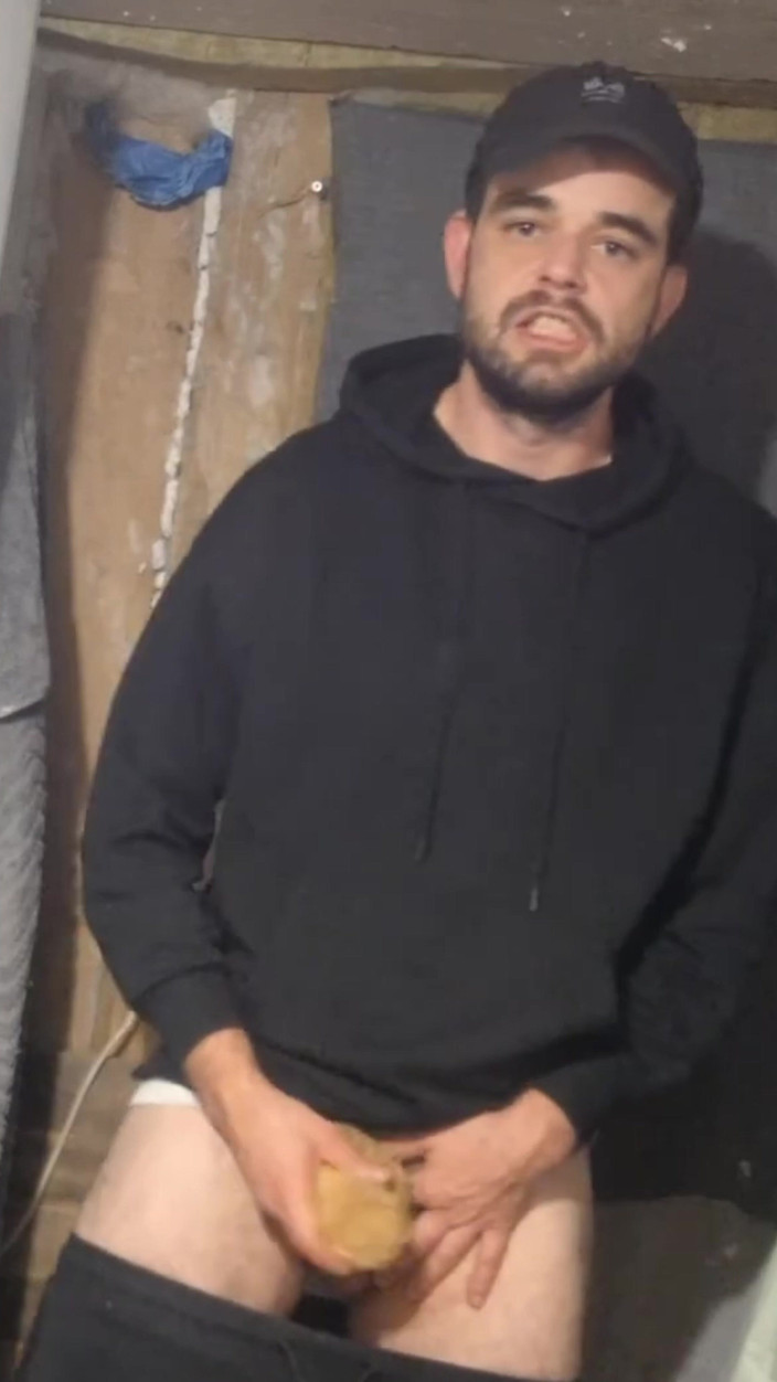 jerkofflover: スケーターが廃屋で射精