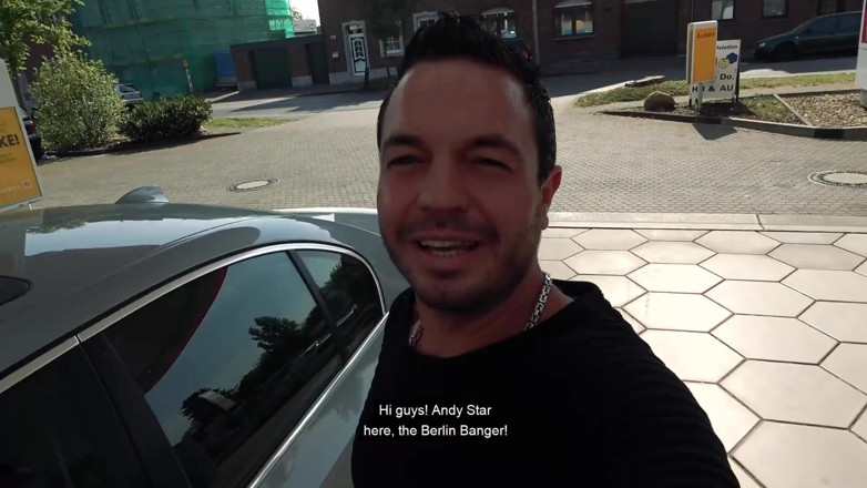 Dates66: Duitse pornoster AshleyCumstar hunkert naar een jonge lul om te...