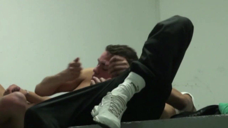 Sneaker gay: Twink sottomesso alle sneakers i piedi del suo migliore amico