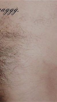 Ett stort hål tar en vibrator inuti och flyter glädjande från orgasmer, stora fitta läppar / het MILF Ginnagg