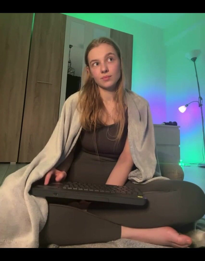 JuiceLussie: З'їж мою незайману смачну пизду, поки я мастурбую її