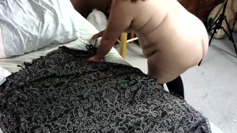 SexyNEBBW: Seksi iri güzel kadın şaplak atıyor ve büyük siyah bir dildoyla...