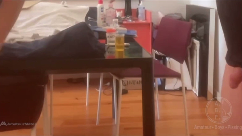AmateurBoysPissing: 새아빠 앞에서 배다른 아들의 건강 검진 - 2부: 소변 샘플